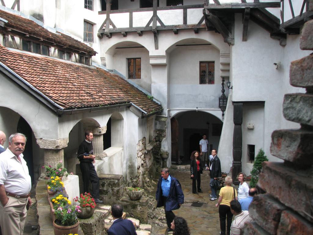 Photo of the courtyard in the Bran Castle