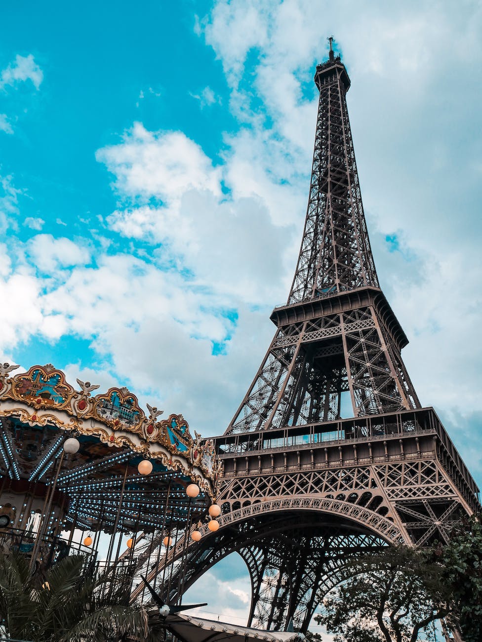 Picture of the Eifel tower in Paris, France