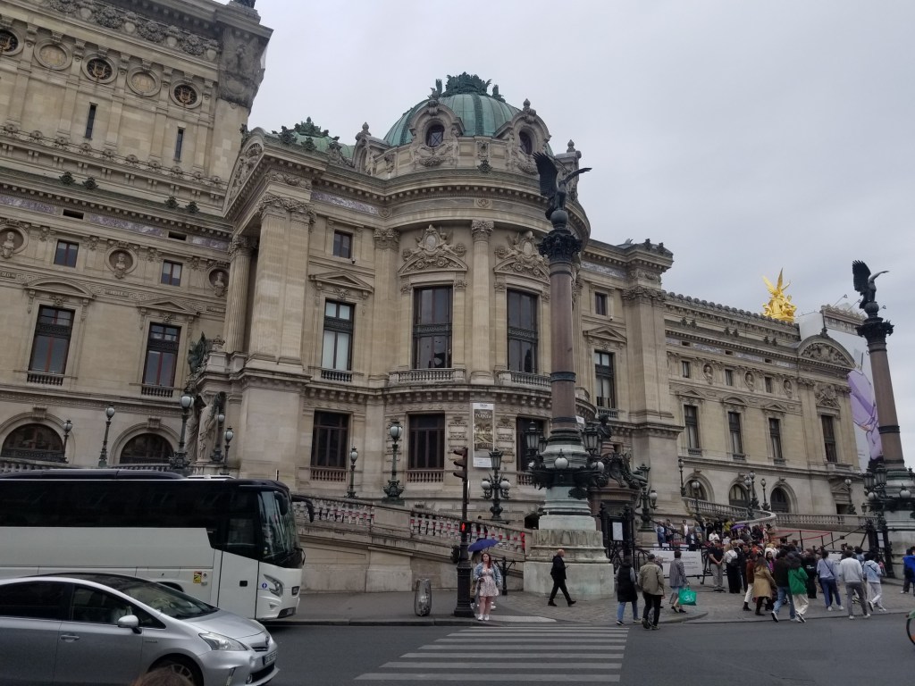 The photo shows Palais Opéra Garnier from the outside.