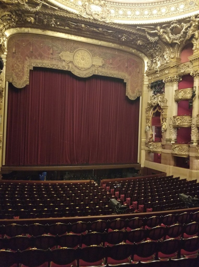 The photos show a large auditorium with red chairs inside Palais Opéra Garnier.