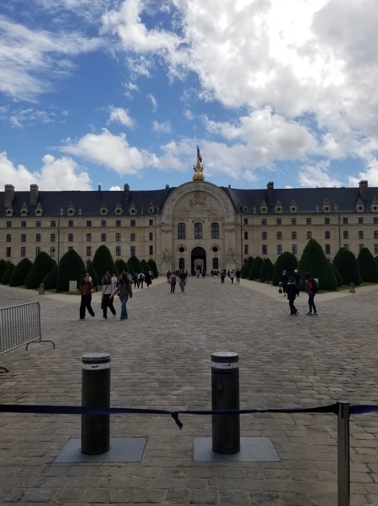 Photo shows the front and middle of Hôtel des Invalides.