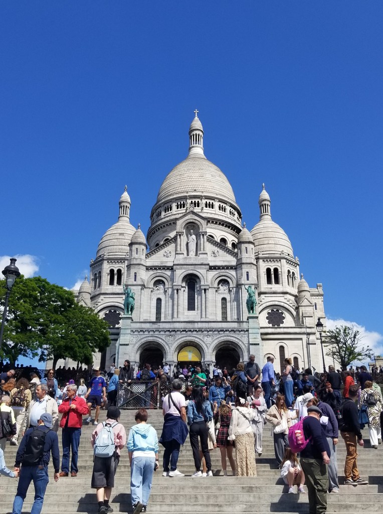 Basilique du Sacré-Cœur de Montmartre is bright white with large roundish cupolas.