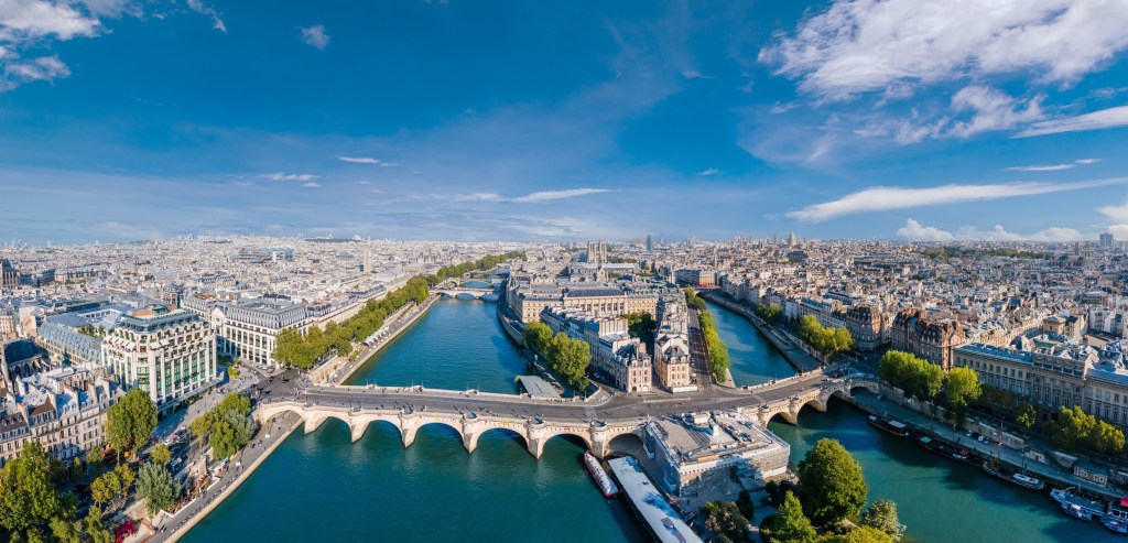 Paris cityscape centered around Île de la Cité in the Seine River.